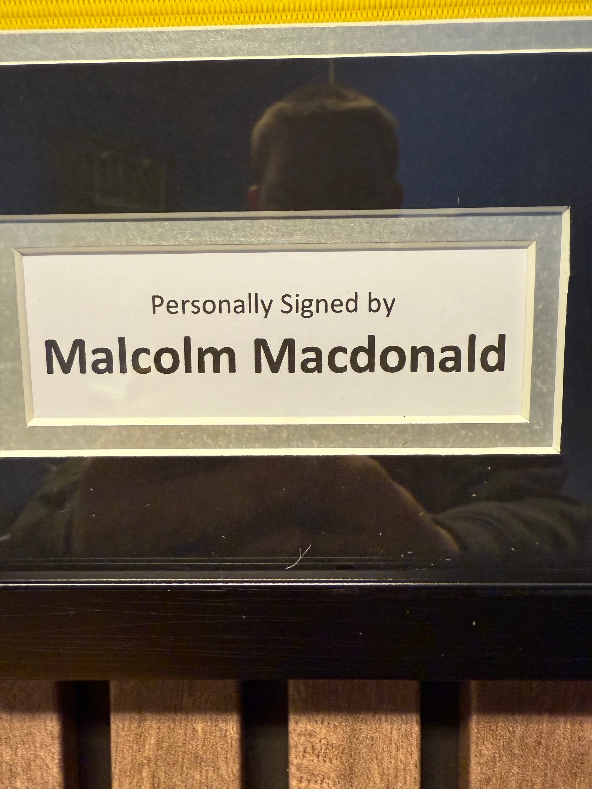 NEWCASTLE UNITED - MALCOLM MACDONALD - SIGNERT KAPTEINSBIND MED EKTEHETSBEVIS/COA