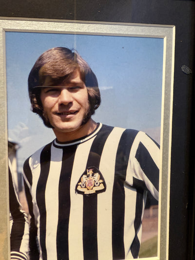 NEWCASTLE UNITED - MALCOLM MACDONALD - SIGNERT KAPTEINSBIND MED EKTEHETSBEVIS/COA