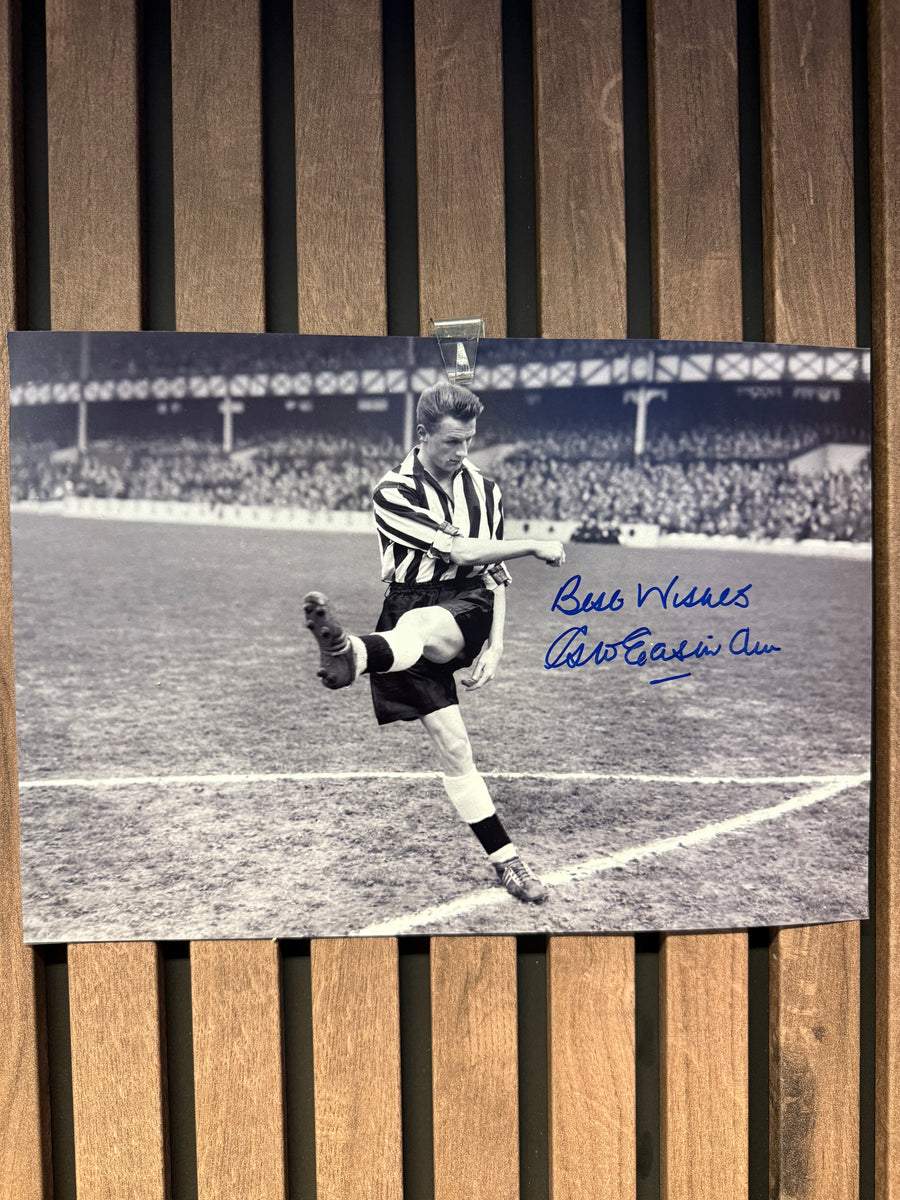 NEWCASTLE UNITED - GEORGE EASTHAM - SIGNERT BILDE MED EKTEHETSBEVIS/COA