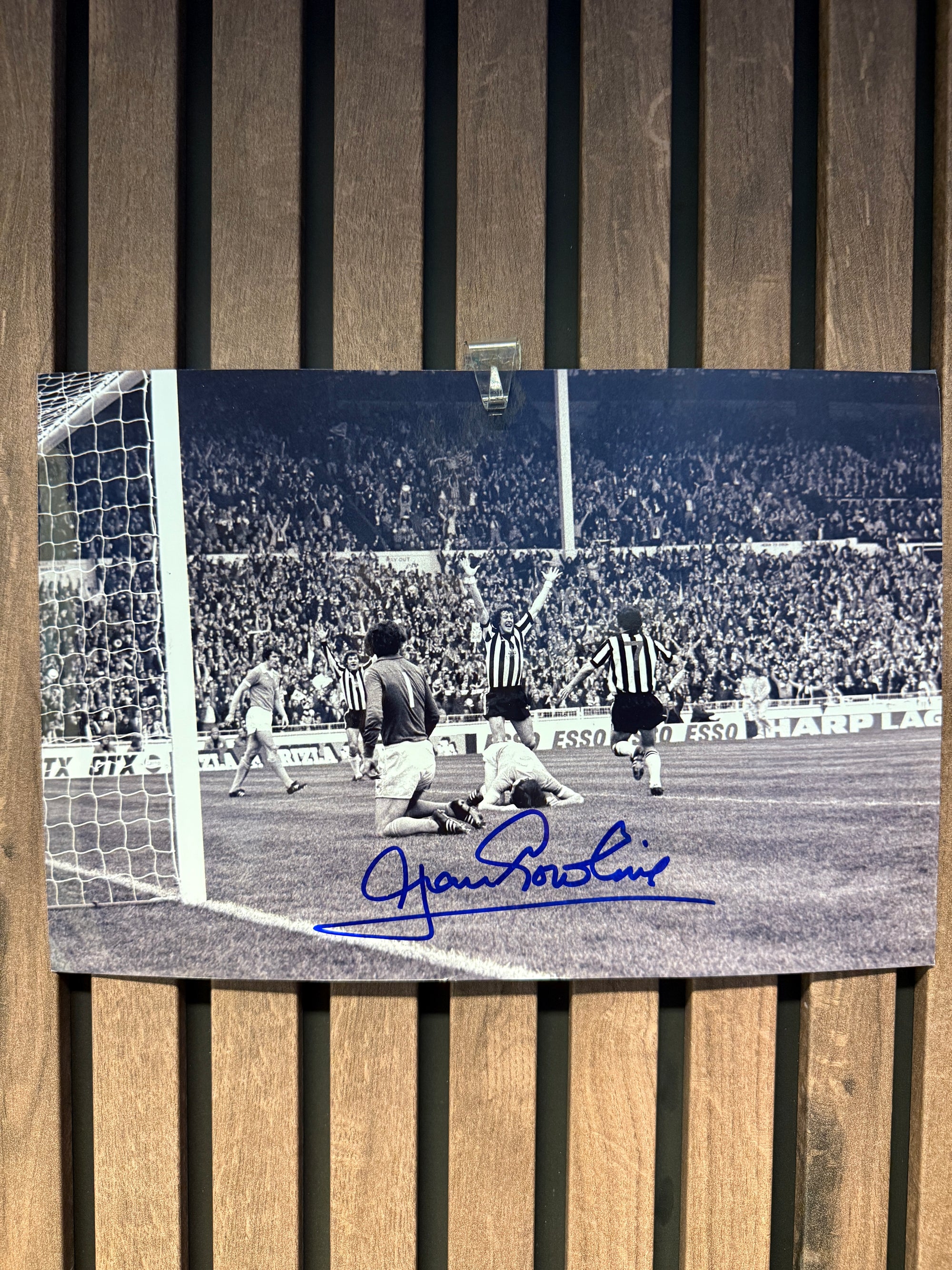 NEWCASTLE UNITED - ALAN GOWLING - SIGNERT BILDE MED EKTEHETSBEVIS/COA