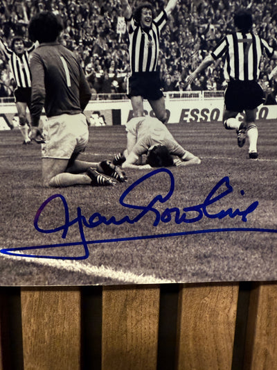 NEWCASTLE UNITED - ALAN GOWLING - SIGNERT BILDE MED EKTEHETSBEVIS/COA