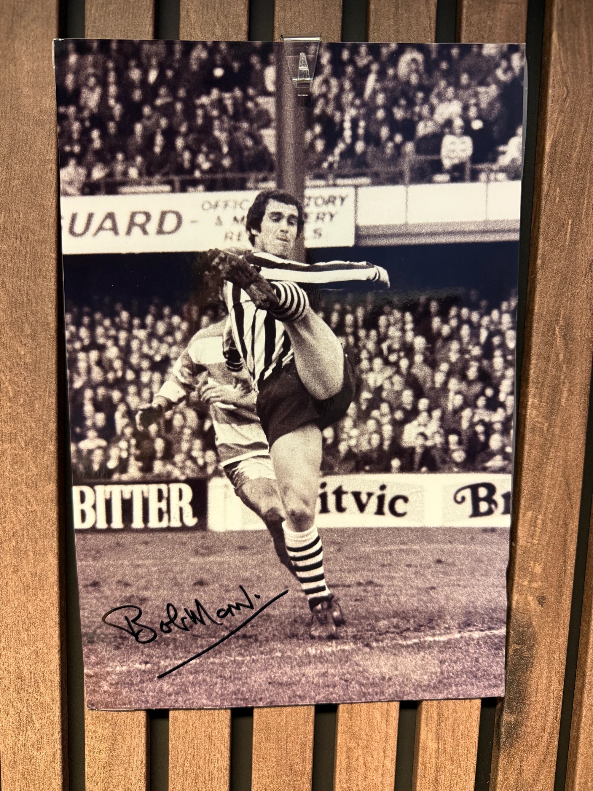 NEWCASTLE UNITED - BOBBY MONCUR - SIGNERT BILDE MED EKTEHETSBEVIS/COA
