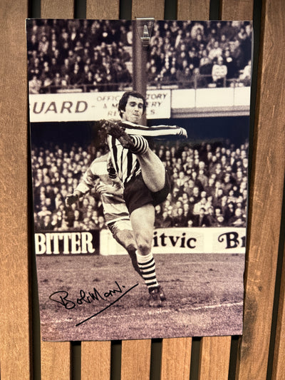 NEWCASTLE UNITED - BOBBY MONCUR - SIGNERT BILDE MED EKTEHETSBEVIS/COA