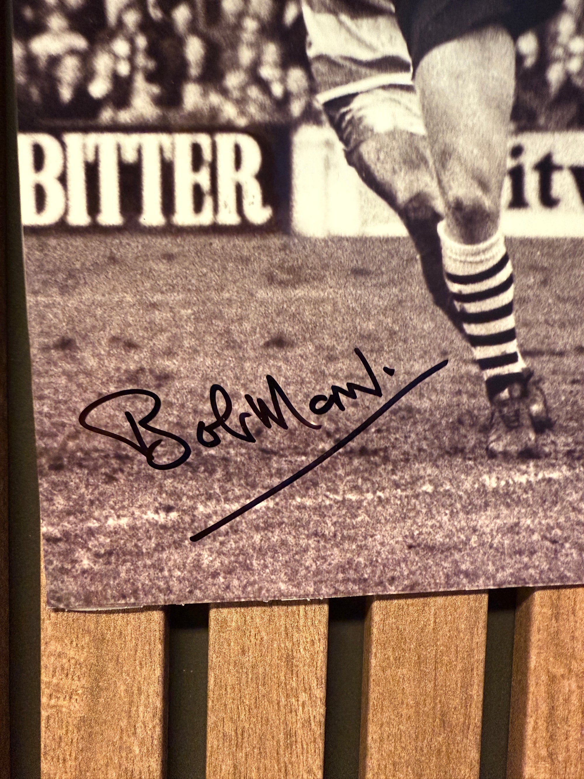 NEWCASTLE UNITED - BOBBY MONCUR - SIGNERT BILDE MED EKTEHETSBEVIS/COA