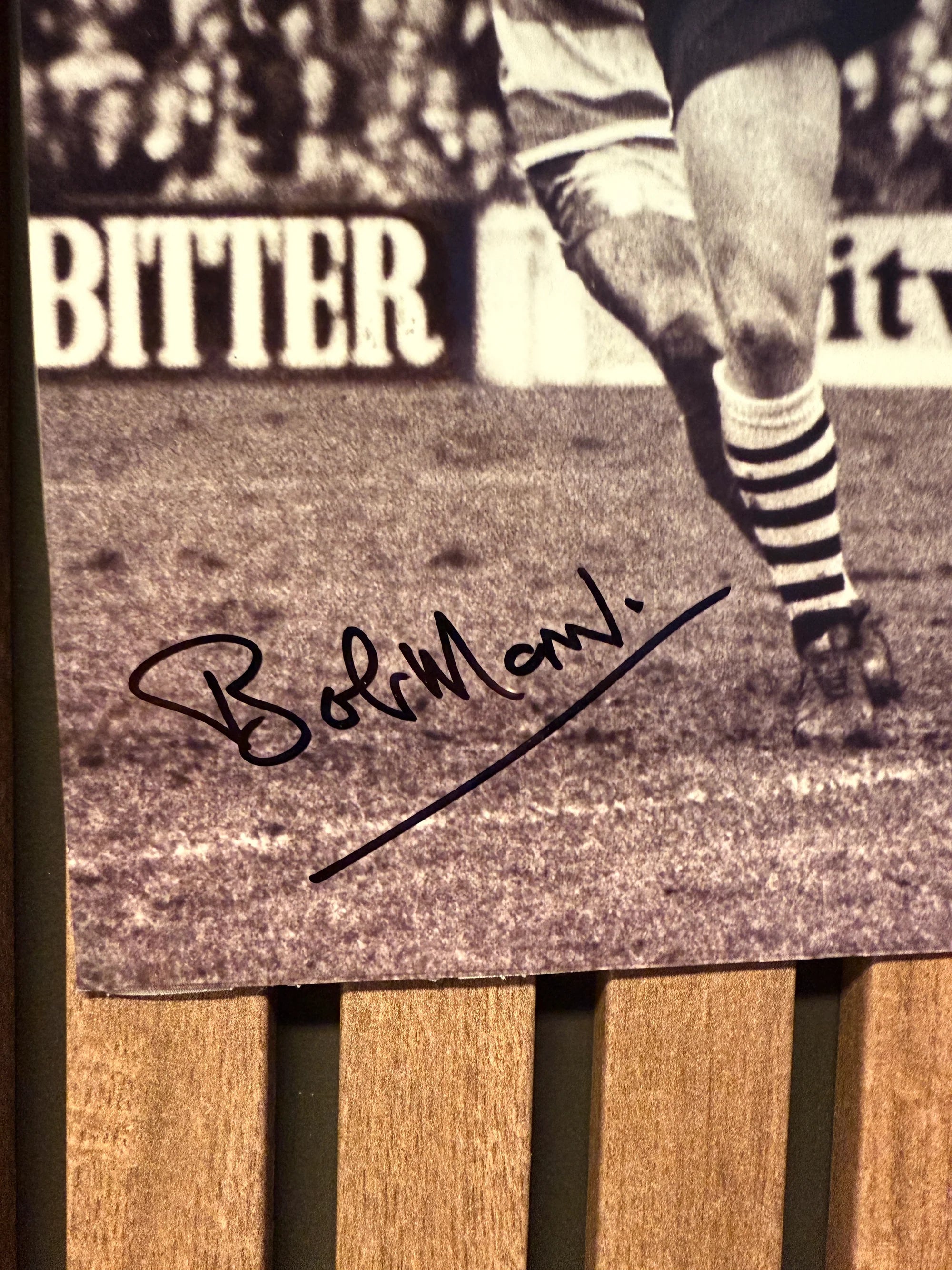 NEWCASTLE UNITED - BOBBY MONCUR - SIGNERT BILDE MED EKTEHETSBEVIS/COA
