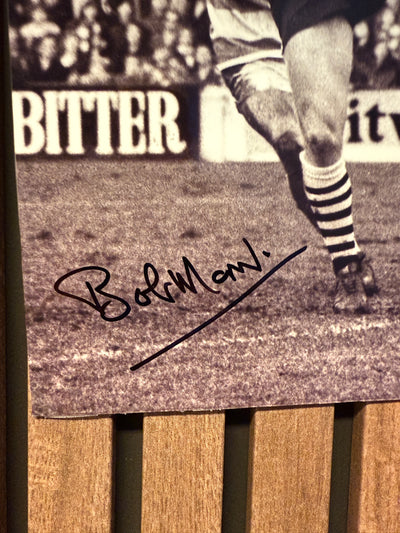 NEWCASTLE UNITED - BOBBY MONCUR - SIGNERT BILDE MED EKTEHETSBEVIS/COA