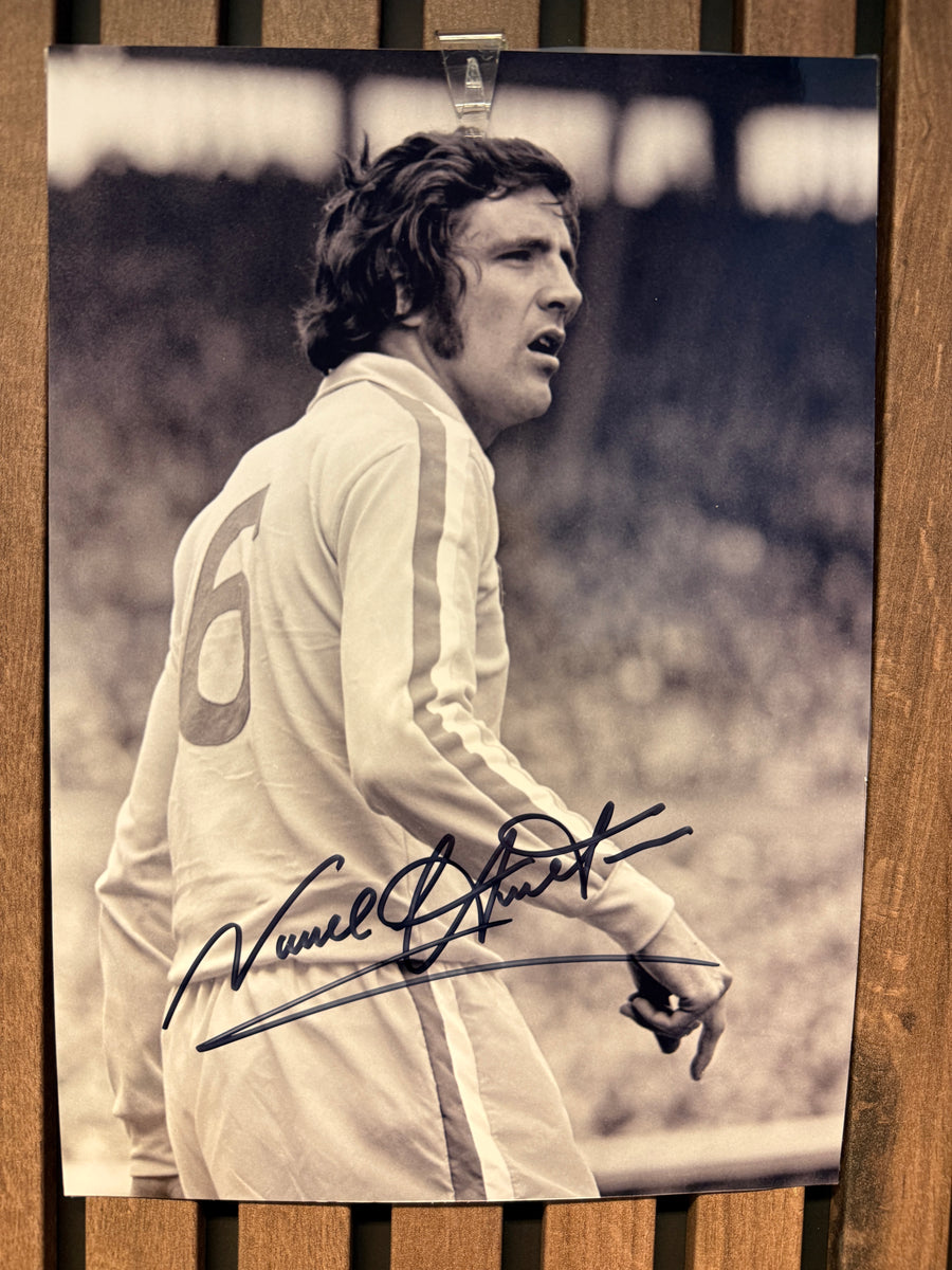 LEEDS UNITED - NORMAN HUNTER - SIGNERT BILDE MED EKTEHETSBEVIS/COA