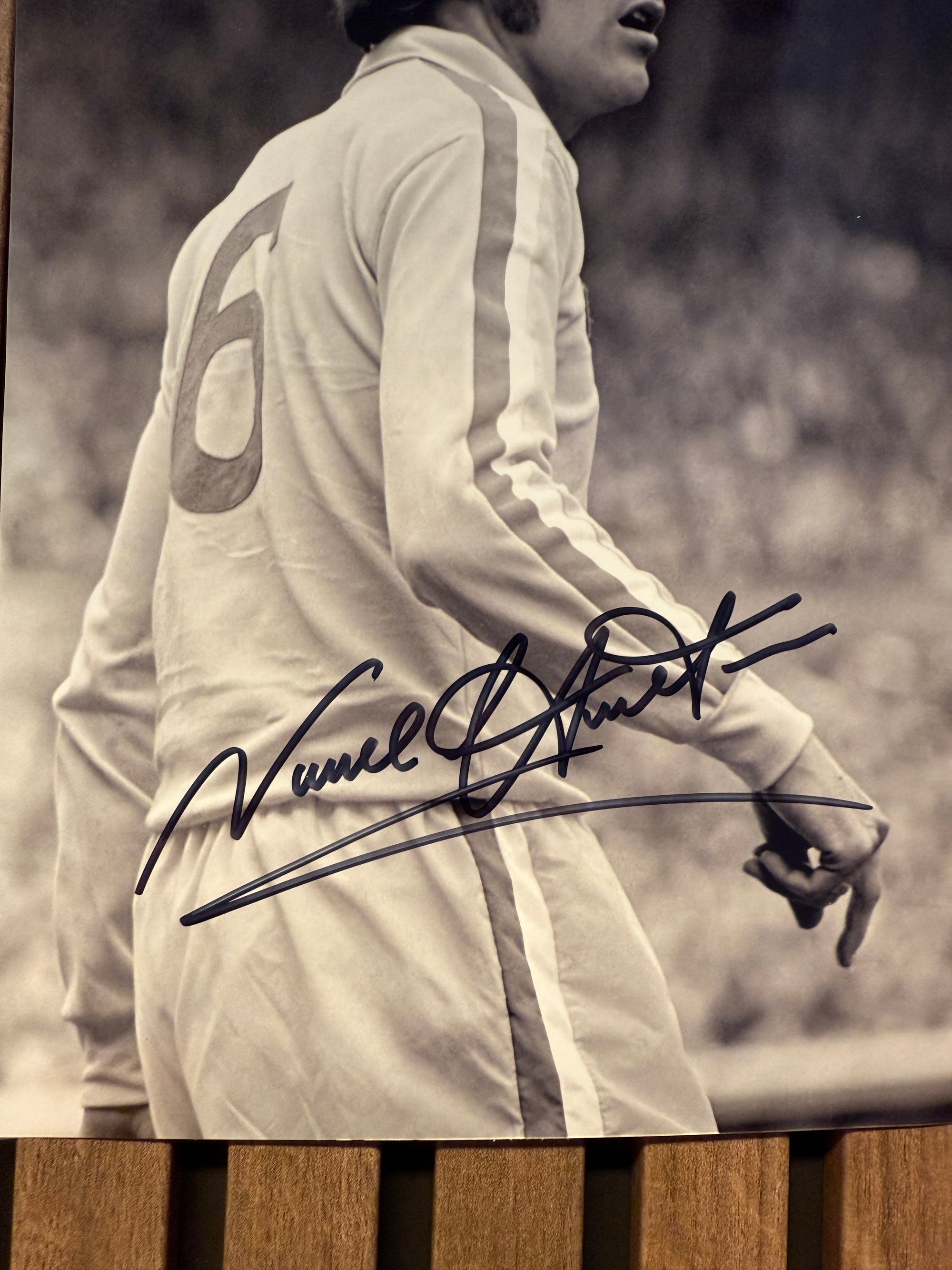 LEEDS UNITED - NORMAN HUNTER - SIGNERT BILDE MED EKTEHETSBEVIS/COA