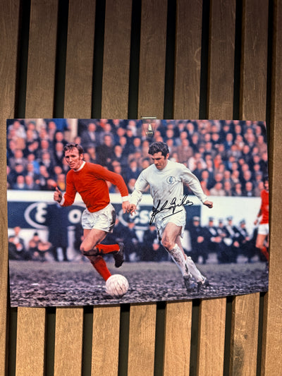 LEEDS UNITED - JOHNNY GILES - SIGNERT BILDE MED EKTEHETSGARANTI/COA