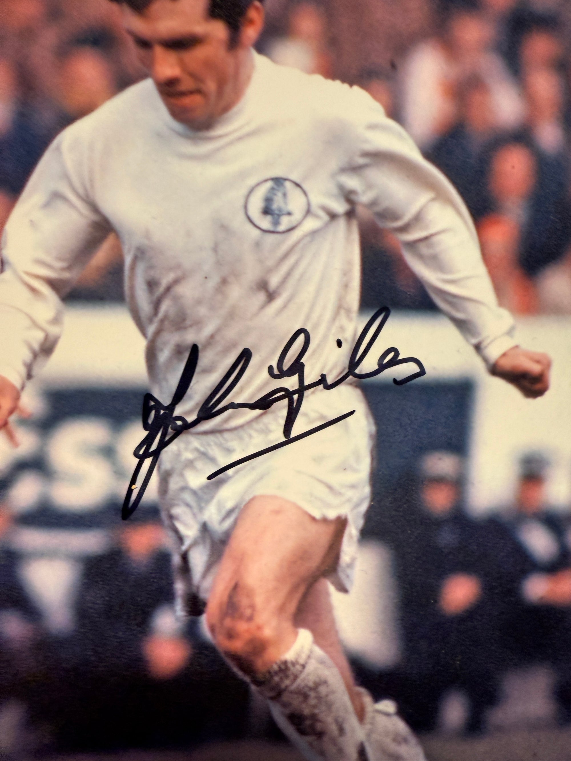 LEEDS UNITED - JOHNNY GILES - SIGNERT BILDE MED EKTEHETSGARANTI/COA