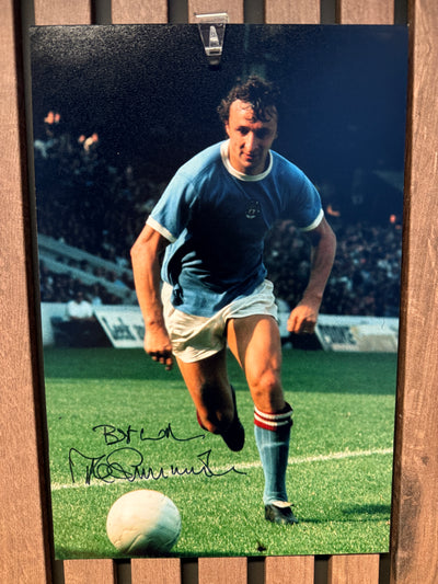 MANCHESTER CITY - MIKE SUMMERBEE - SIGNERT BILDE MED EKTEHETSBEVIS/COA