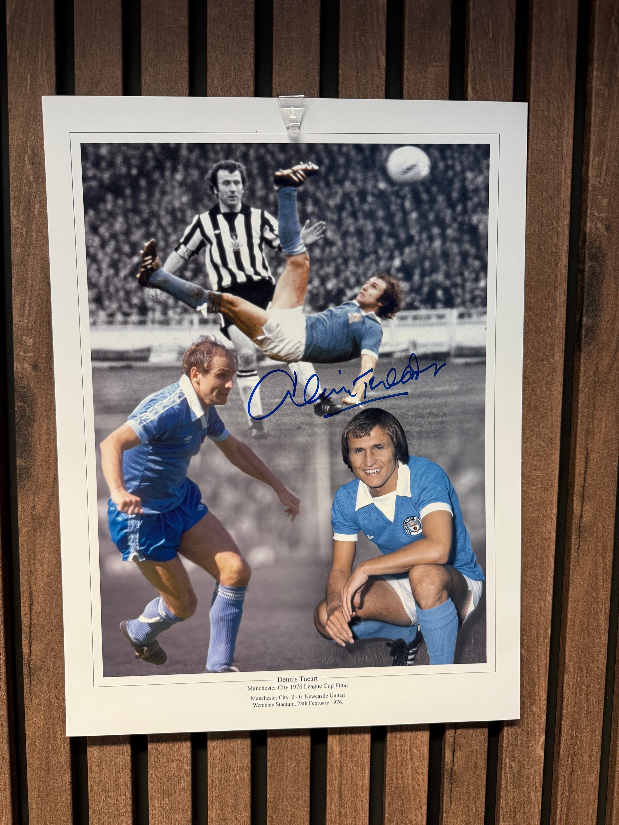 MANCHESTER CITY - DENNIS TUEART  - SIGNERT FOTOMONTASJE MED EKTEHETSBEVIS/COA