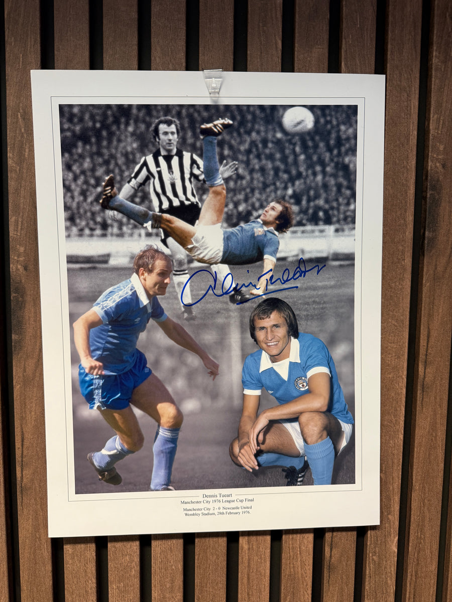 MANCHESTER CITY - DENNIS TUEART  - SIGNERT FOTOMONTASJE MED EKTEHETSBEVIS/COA