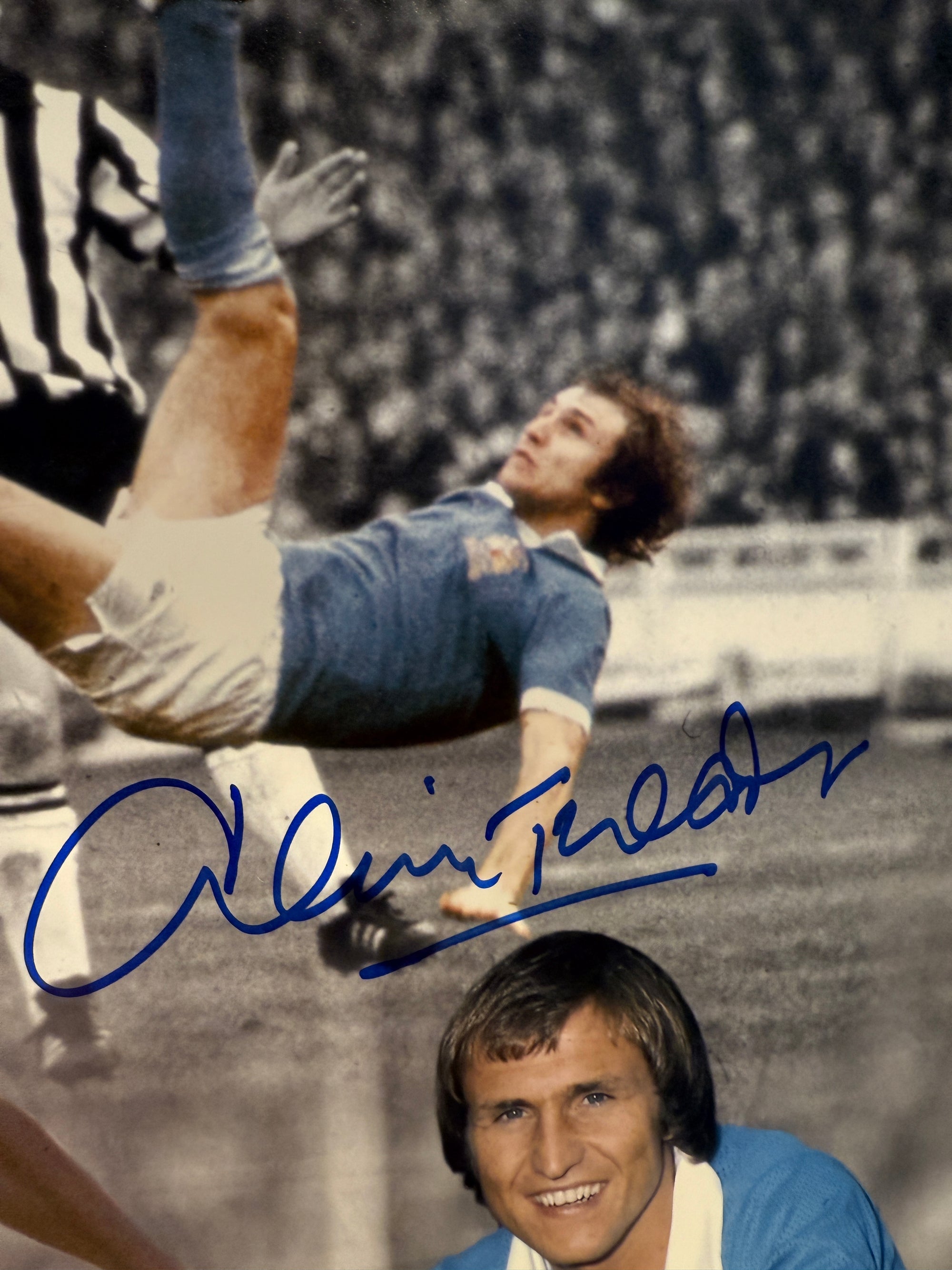 MANCHESTER CITY - DENNIS TUEART  - SIGNERT FOTOMONTASJE MED EKTEHETSBEVIS/COA