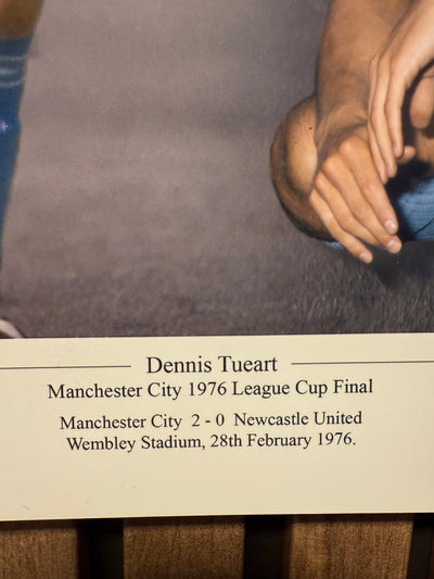 MANCHESTER CITY - DENNIS TUEART  - SIGNERT FOTOMONTASJE MED EKTEHETSBEVIS/COA