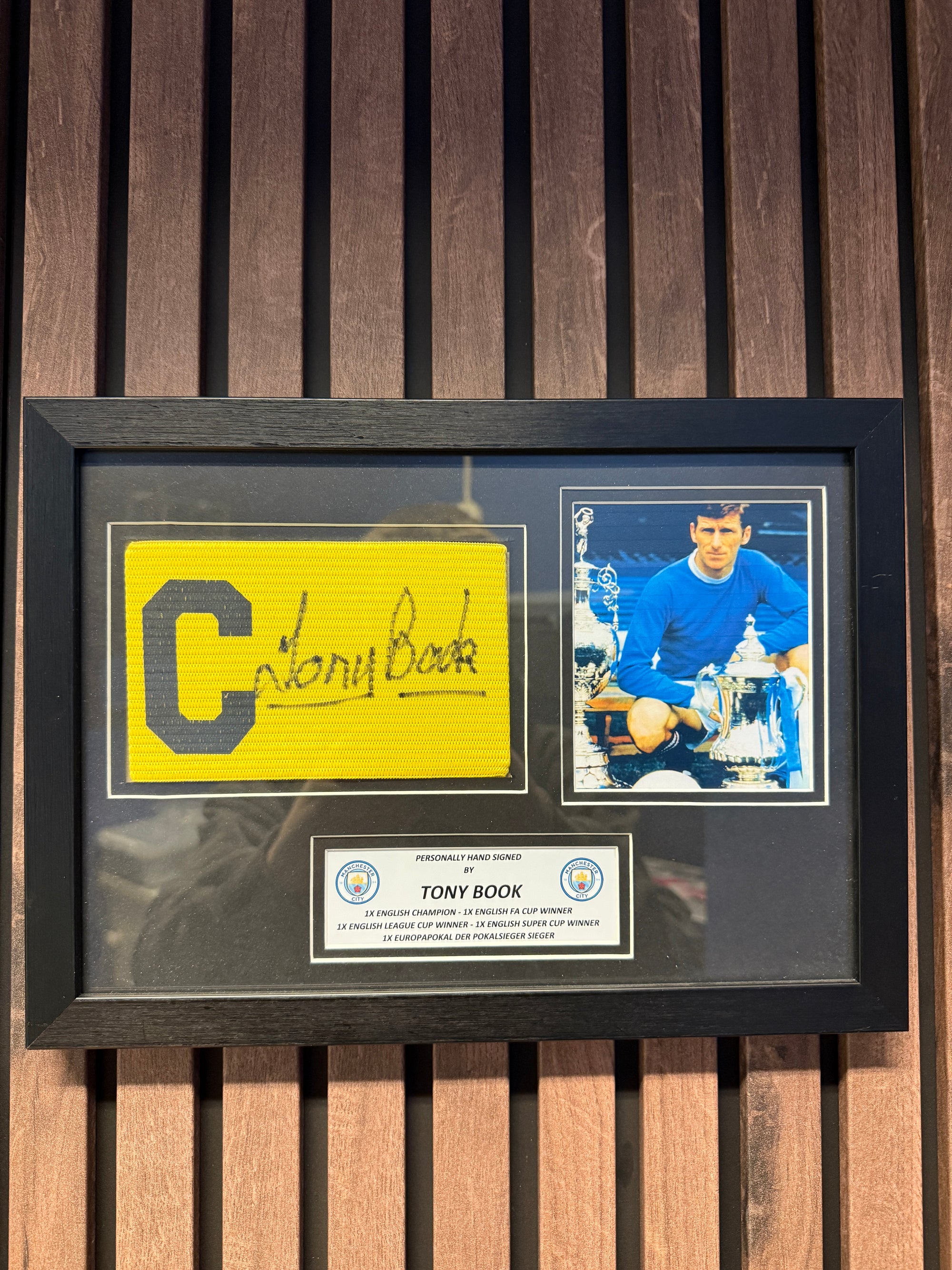 TONY BOOK - SIGNERT KAPTEINSBIND MED EKTEHETSBEVIS/COA