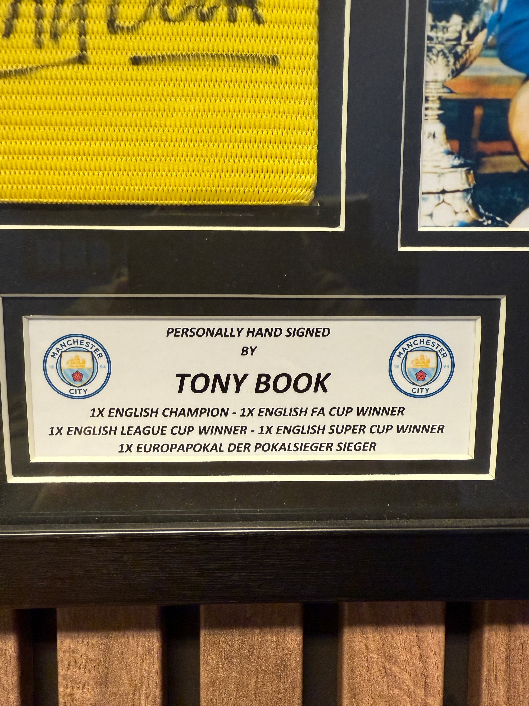 TONY BOOK - SIGNERT KAPTEINSBIND MED EKTEHETSBEVIS/COA