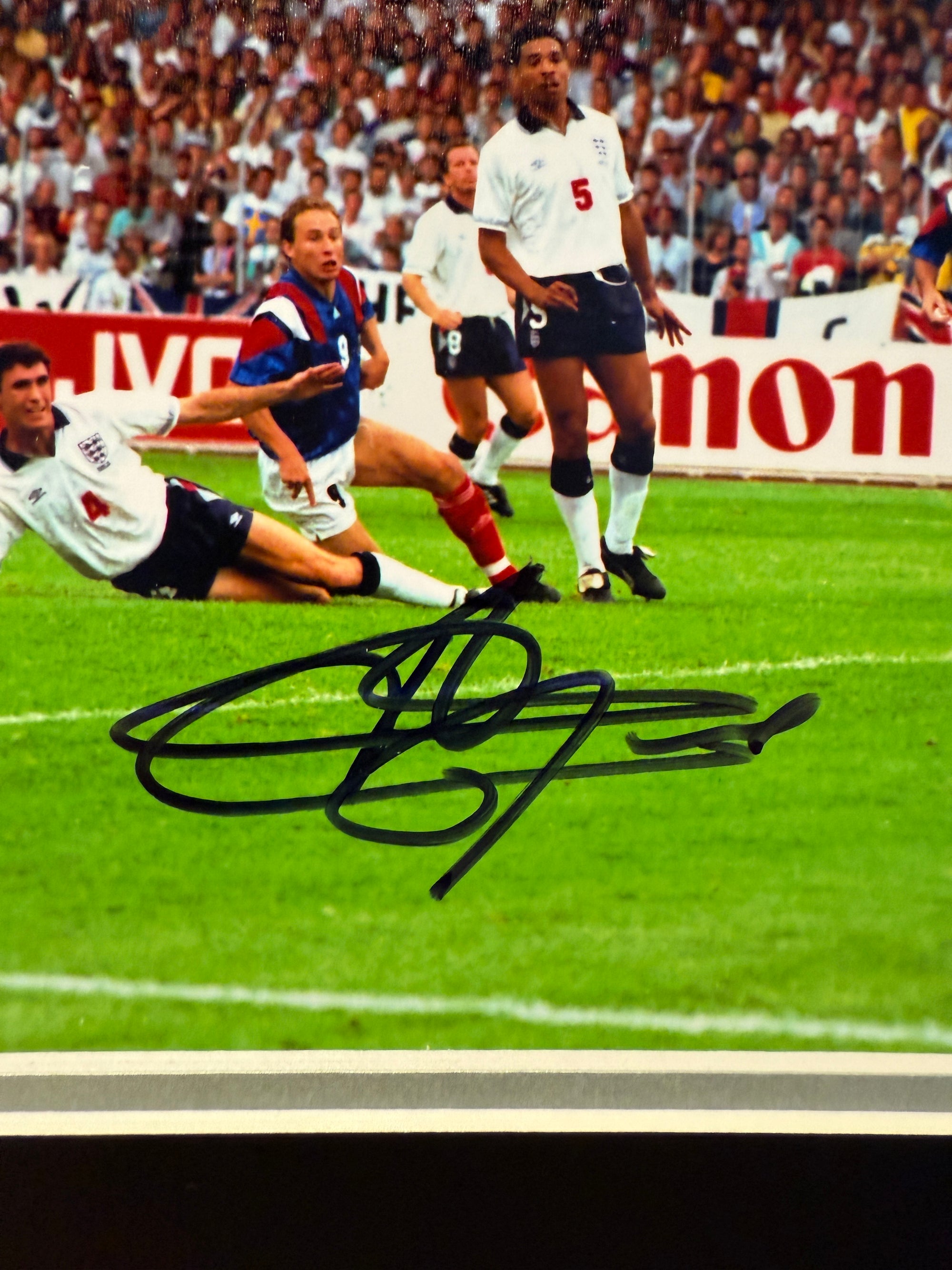JEAN-PIERRE PAPIN - SIGNERT BILDE MED EKTEHETSBEVIS/COA