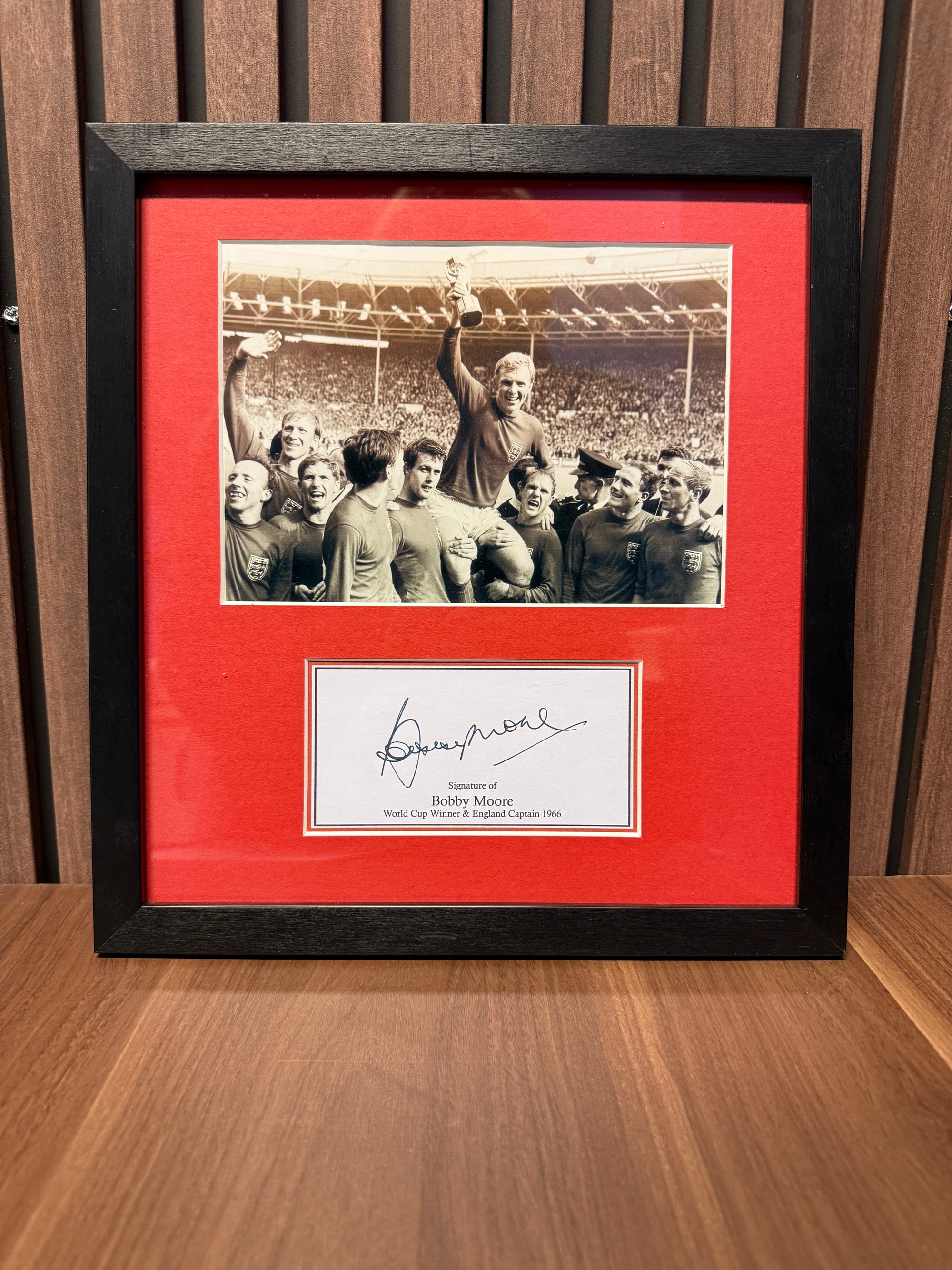 SIR BOBBY MOORE - SIGNERT BILDE MED EKTEHETSBEVIS/COA