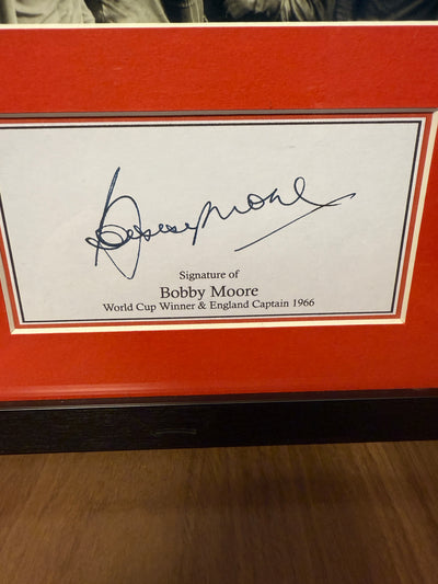 SIR BOBBY MOORE - SIGNERT BILDE MED EKTEHETSBEVIS/COA