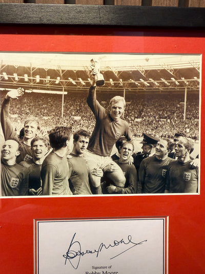SIR BOBBY MOORE - SIGNERT BILDE MED EKTEHETSBEVIS/COA