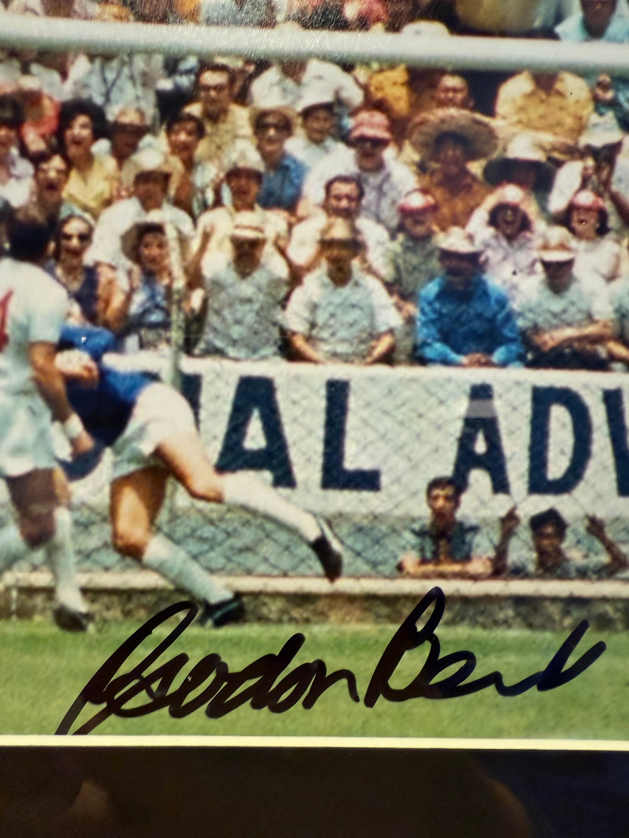ENGLAND - GORDON BANKS - SIGNERT BILDE MED EKTEHETSBEVIS/COA