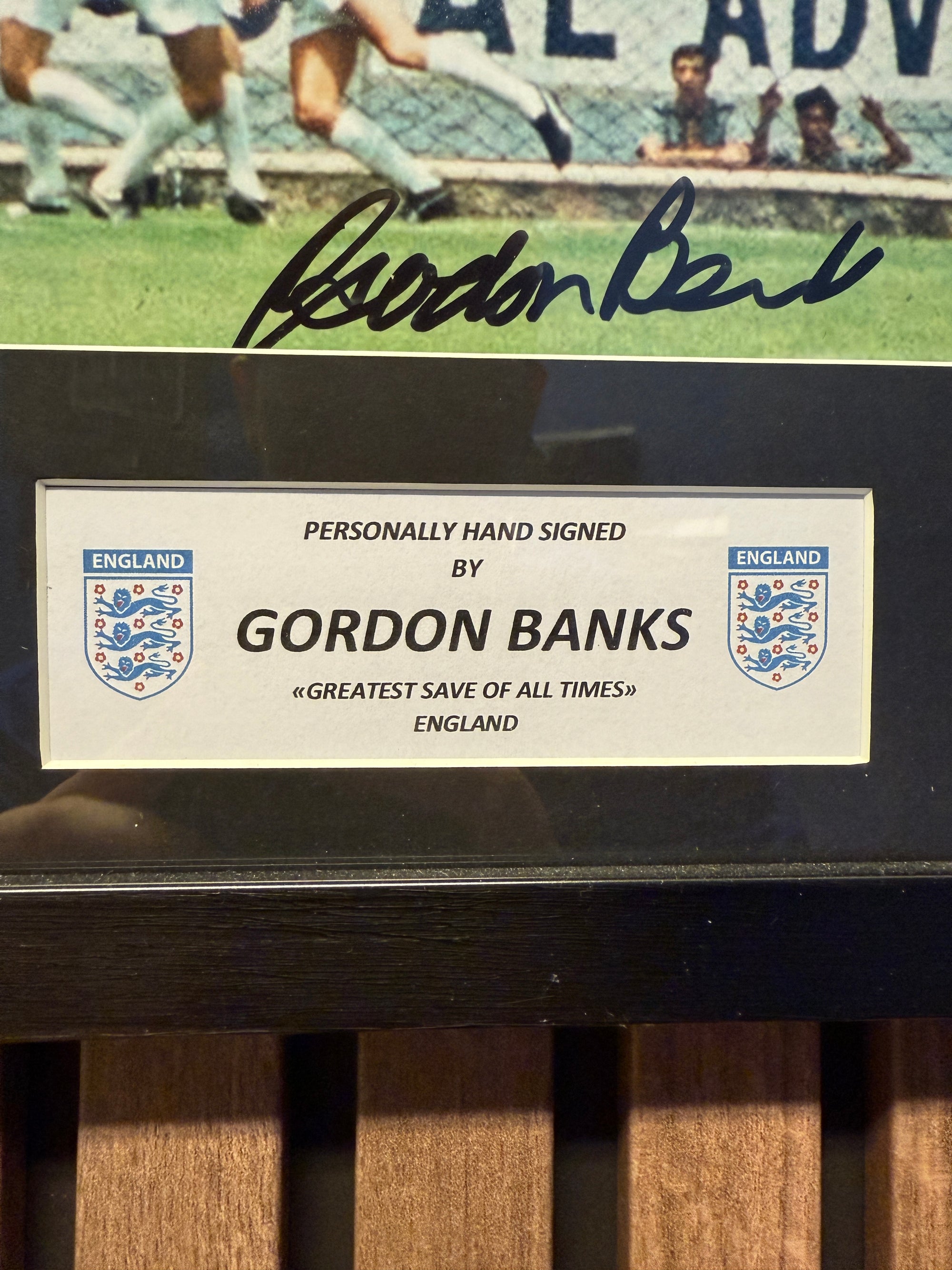 ENGLAND - GORDON BANKS - SIGNERT BILDE MED EKTEHETSBEVIS/COA
