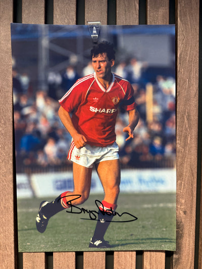 MANCHESTER UNITED - BRYAN ROBSON - SIGNERT BILDE MED EKTEHETSBEVIS/COA