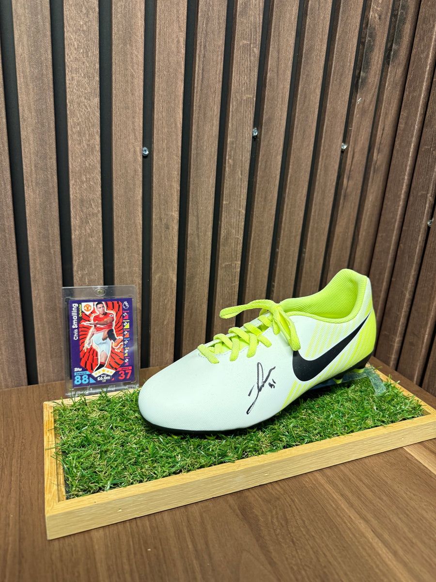 MANCHESTER UNITED - CHRIS SMALLING - SIGNERT SKO MED EKTEHETSBEVIS/COA