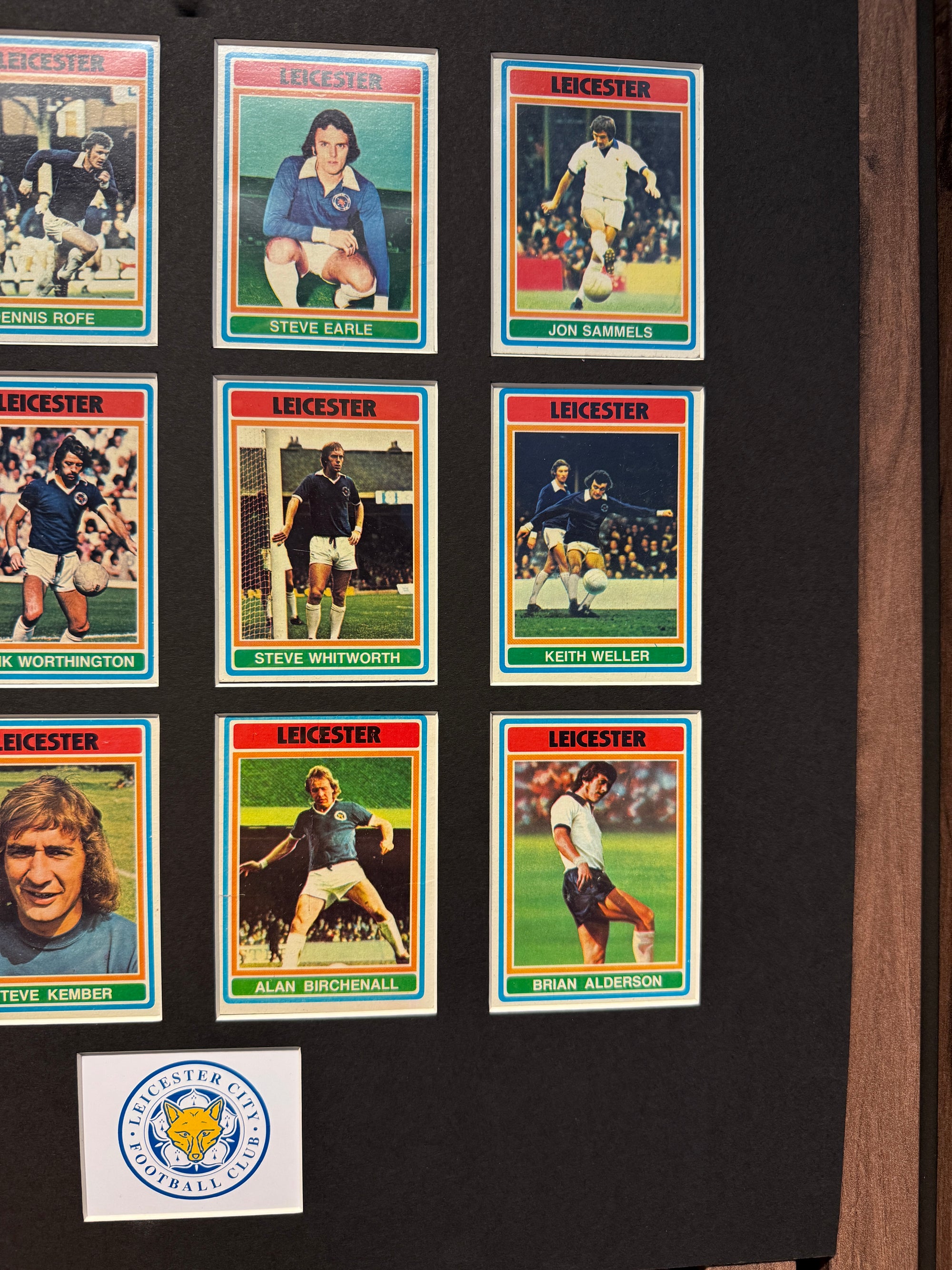 LEICESTER CITY FOTBALLKORTMONTASJE FRA 1976/77 - GRAY BACKS