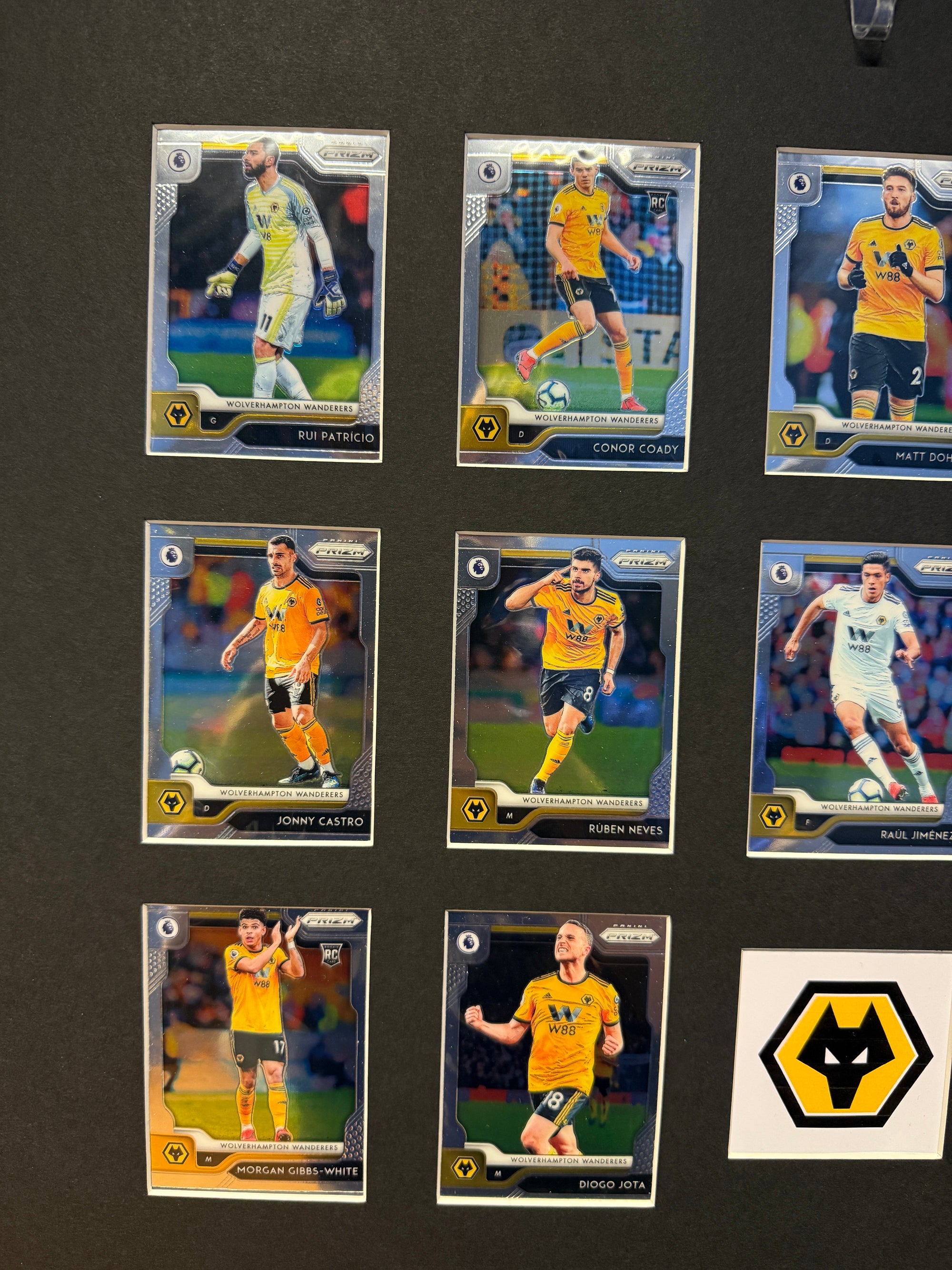 WOLVERHAMPTON WANDERERS FOTBALLKORTMONTASJE FRA 2019/20 - PANINI PRIZM PREMIER LEAGUE 2019/20