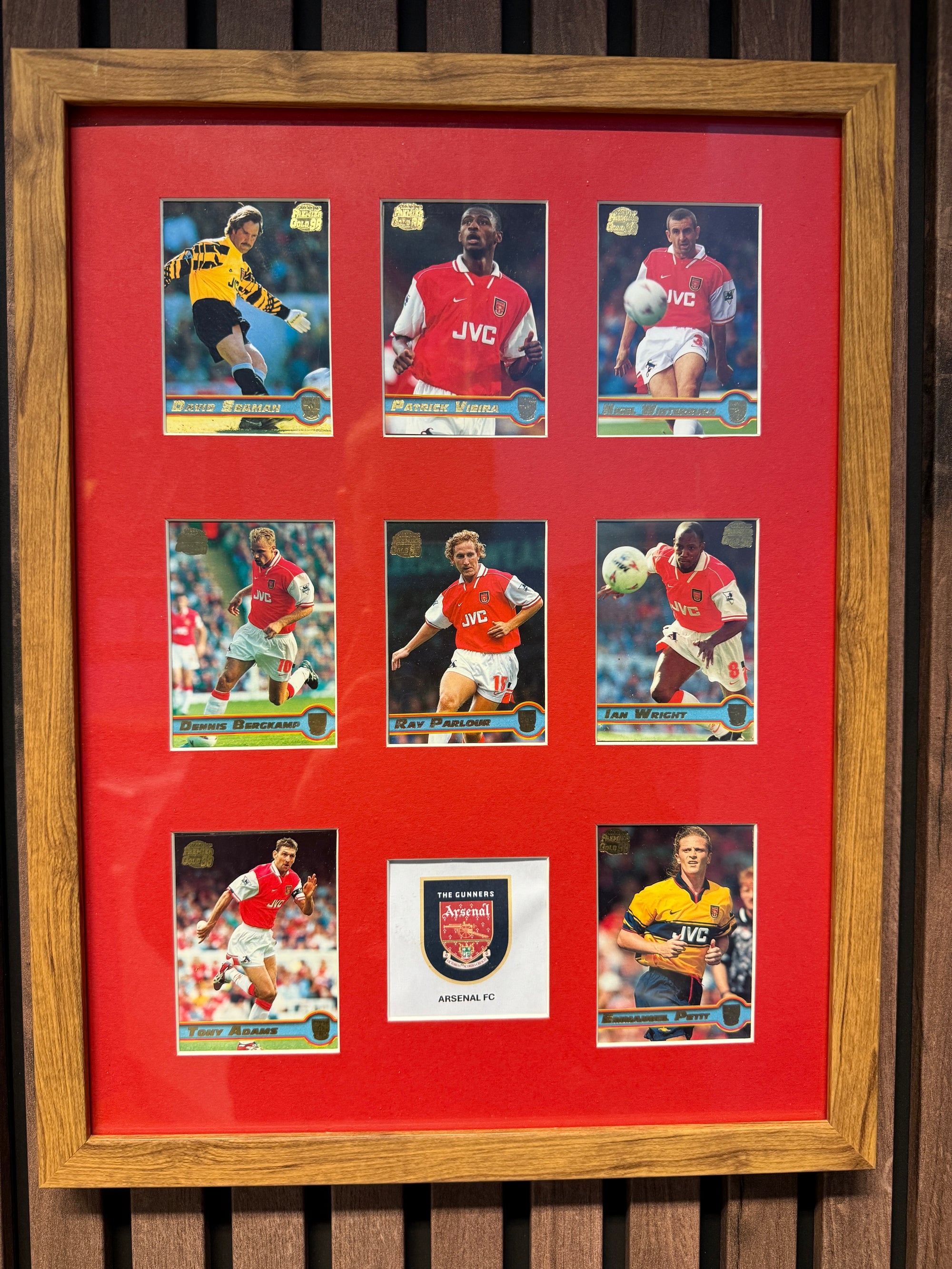 ARSENAL FOTBALLKORTMONTASJE MED 8 KORT FRA MERLIN PREMIER GOLD 1998 - FERDIG INNRAMMET