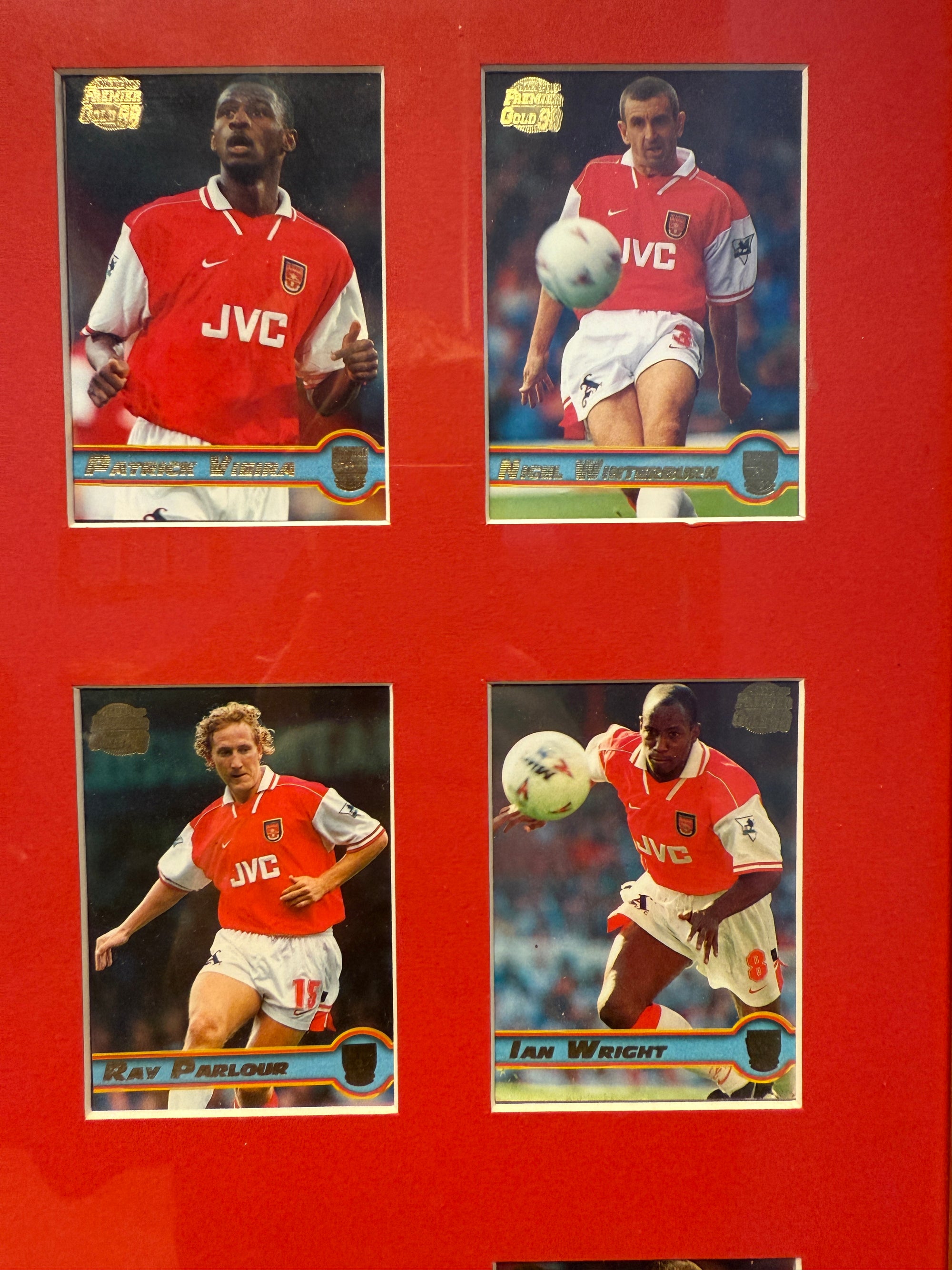 ARSENAL FOTBALLKORTMONTASJE MED 8 KORT FRA MERLIN PREMIER GOLD 1998 - FERDIG INNRAMMET