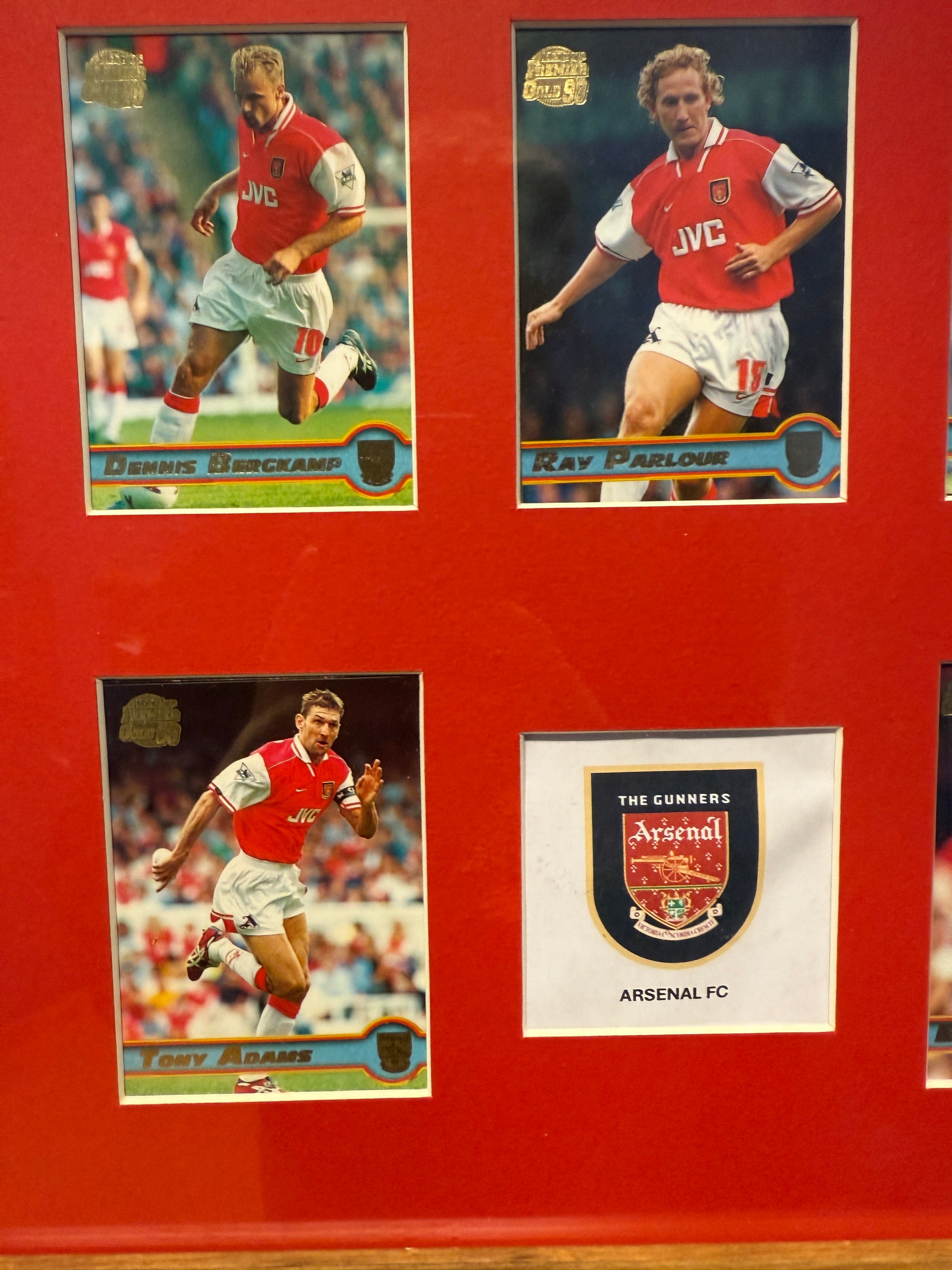 ARSENAL FOTBALLKORTMONTASJE MED 8 KORT FRA MERLIN PREMIER GOLD 1998 - FERDIG INNRAMMET