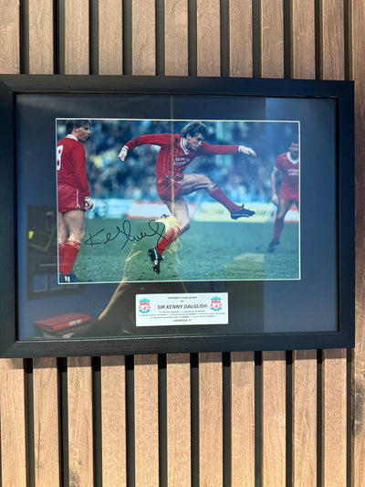 SIR KENNY DALGLISH - SIGNERT BILDE MED EKTEHETSBEVIS/COA