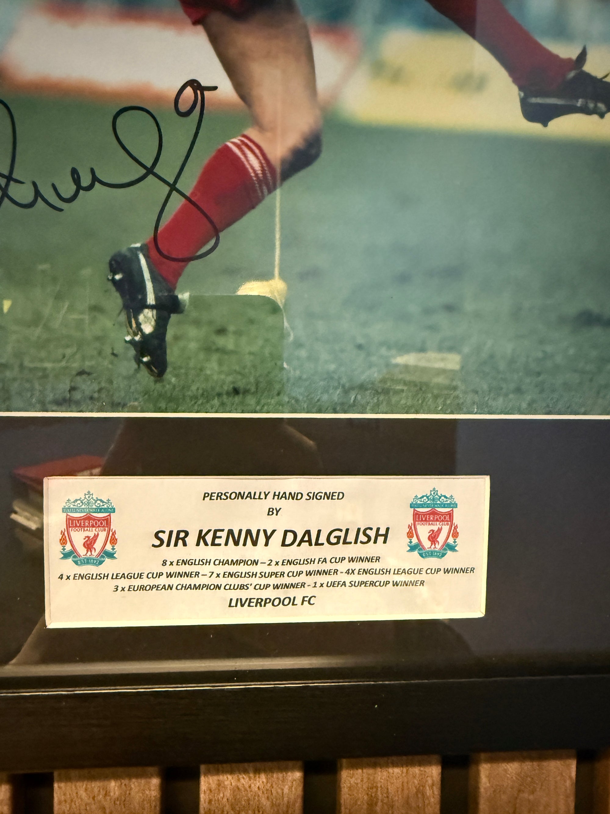 SIR KENNY DALGLISH - SIGNERT BILDE MED EKTEHETSBEVIS/COA