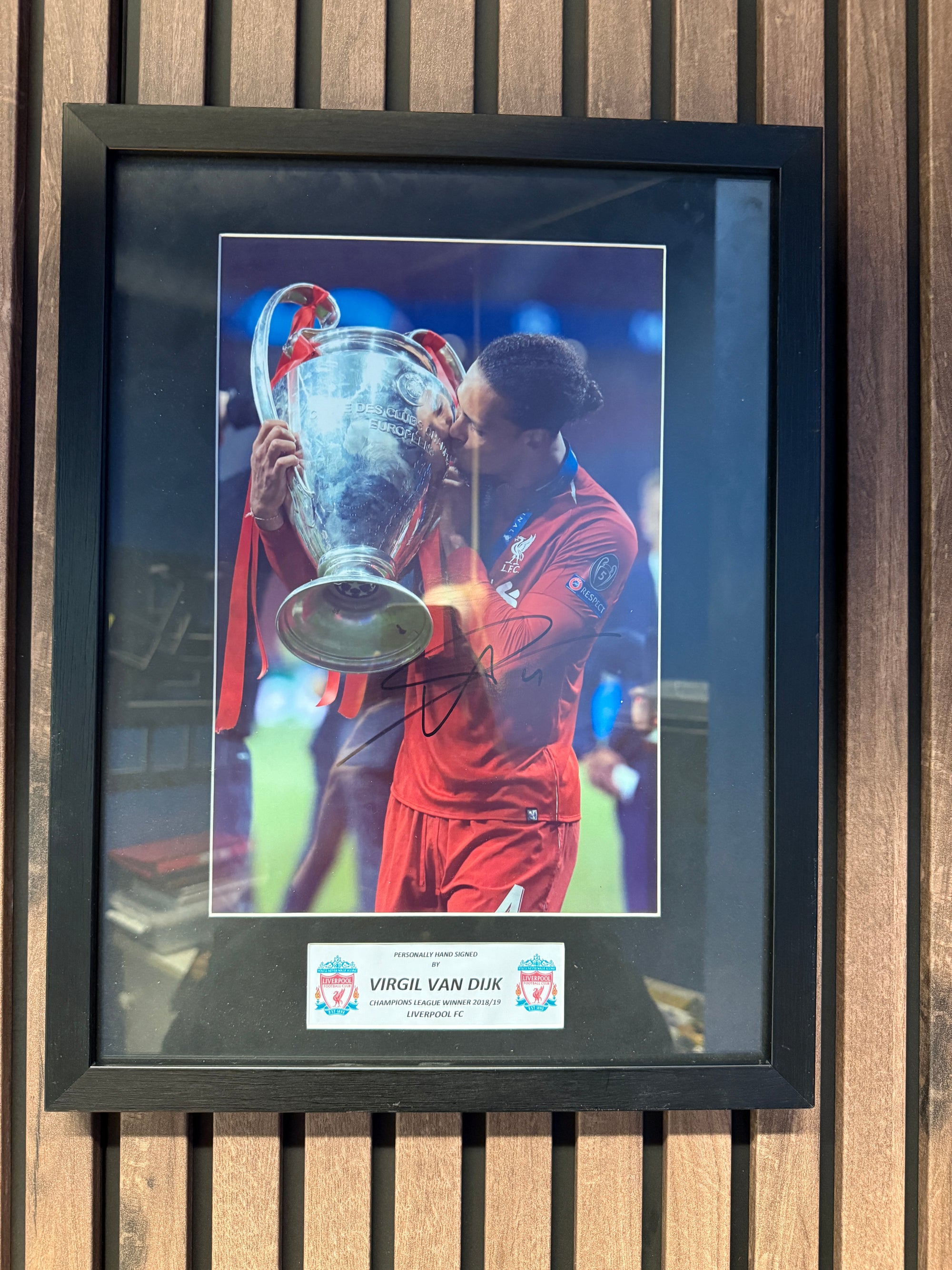 VIRGIL VAN DIJK - SIGNERT BILDE MED EKTEHETSBEVIS/COA