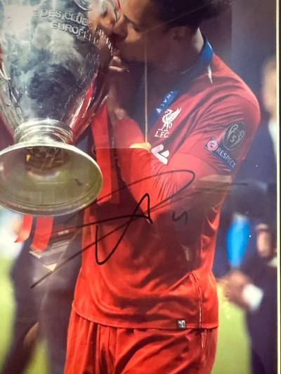 VIRGIL VAN DIJK - SIGNERT BILDE MED EKTEHETSBEVIS/COA