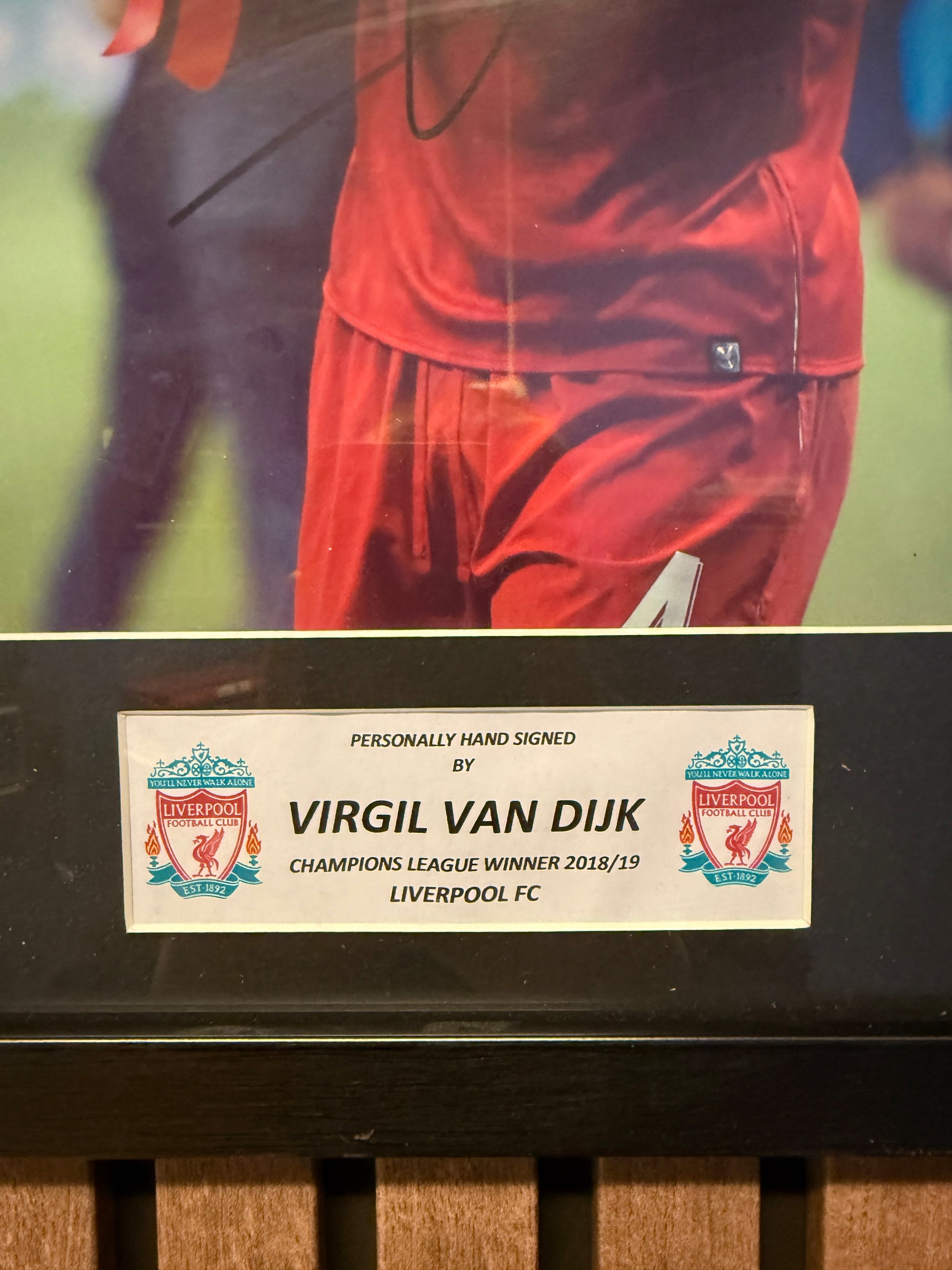 VIRGIL VAN DIJK - SIGNERT BILDE MED EKTEHETSBEVIS/COA