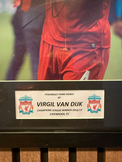 VIRGIL VAN DIJK - SIGNERT BILDE MED EKTEHETSBEVIS/COA