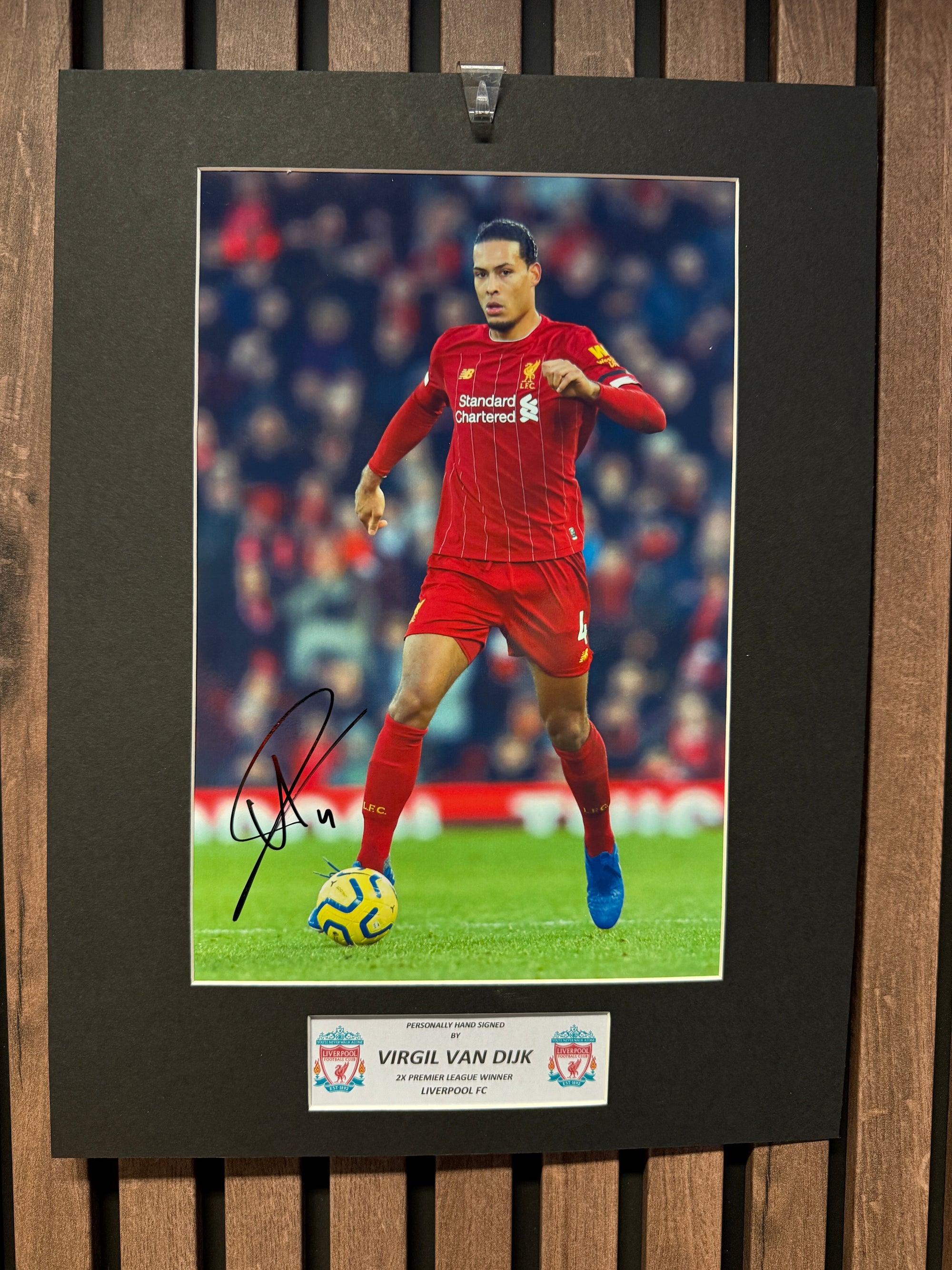 VIRGIL VAN DIJK - SIGNERT BILDE MED EKTEHETSBEVIS/COA