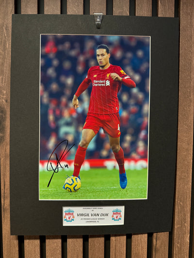 VIRGIL VAN DIJK - SIGNERT BILDE MED EKTEHETSBEVIS/COA