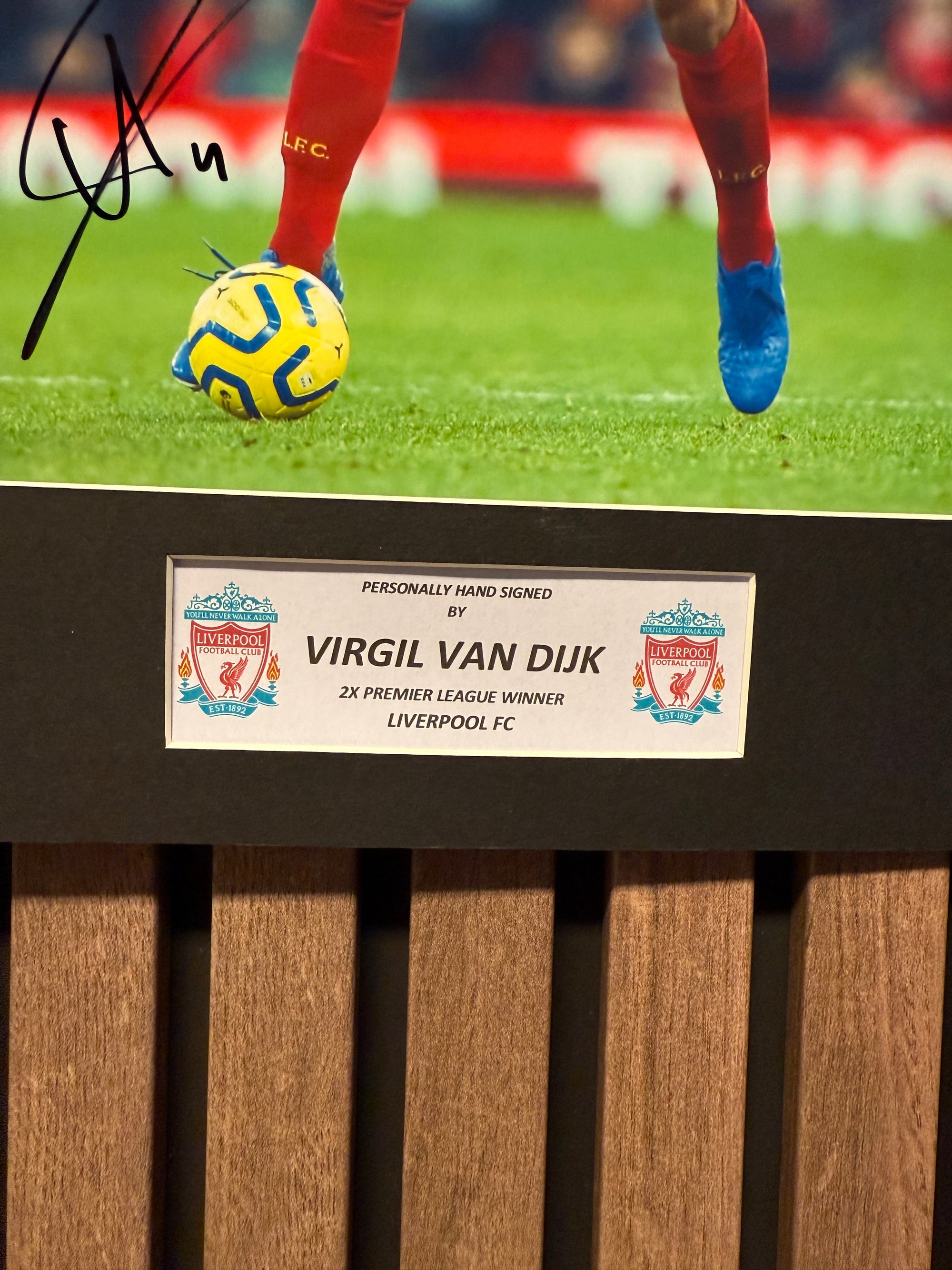 VIRGIL VAN DIJK - SIGNERT BILDE MED EKTEHETSBEVIS/COA