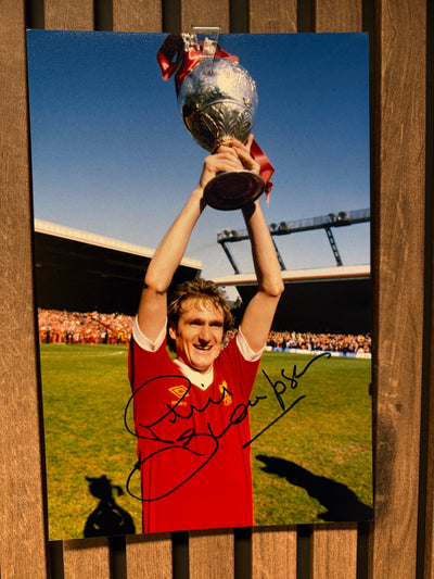 LIVERPOOL - PHIL THOMPSON - SIGNERT BILDE MED EKTEHETSBEVIS/COA