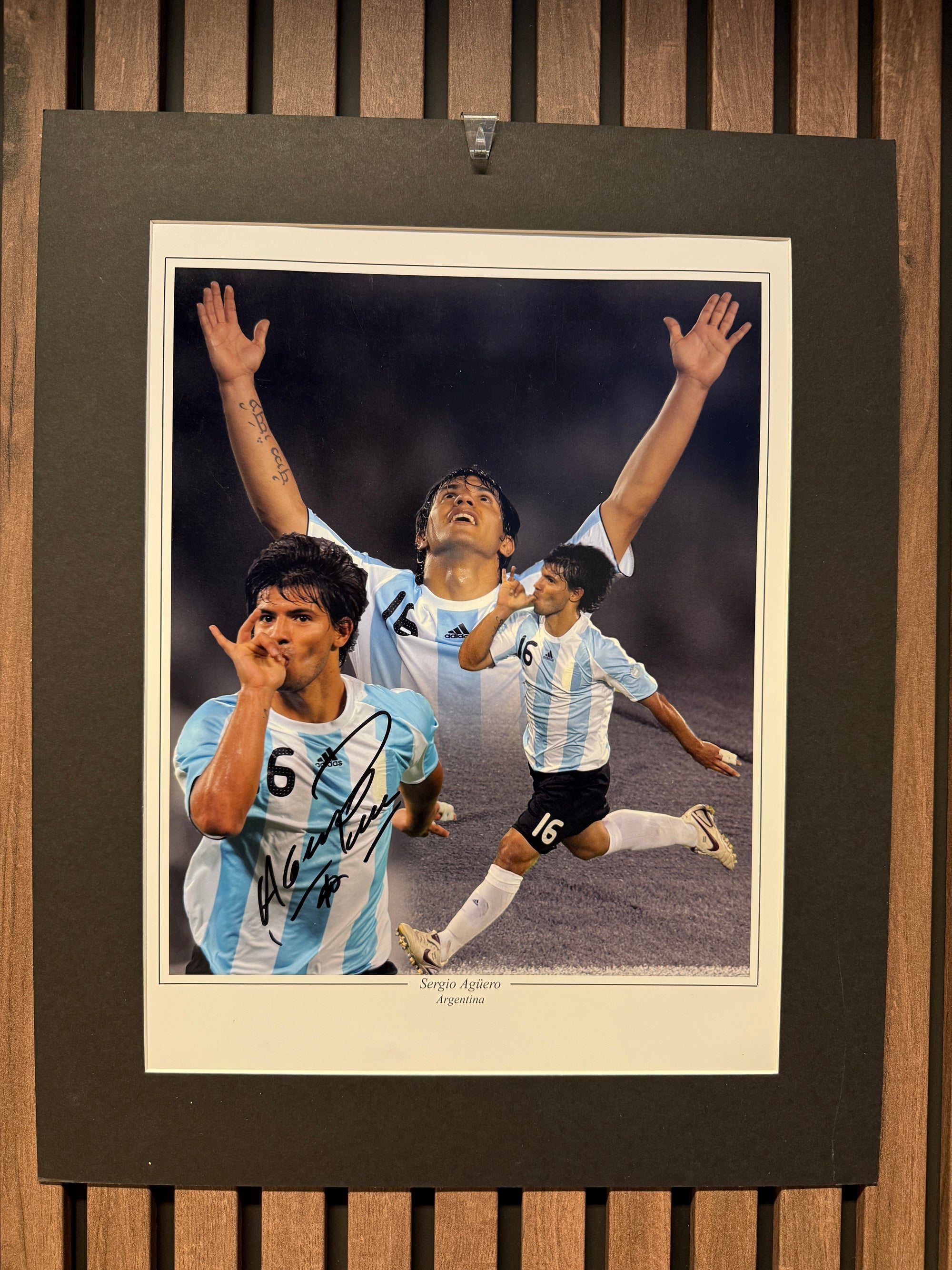 ARGENTINA - SERGIO AGUERO - SIGNERT FOTOMONTASJE MED EKTEHETSBEVIS/COA