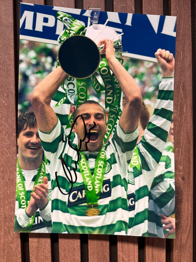CELTIC - HENRIK LARSSON - SIGNERT BILDE MED EKTEHETSBEVIS/COA
