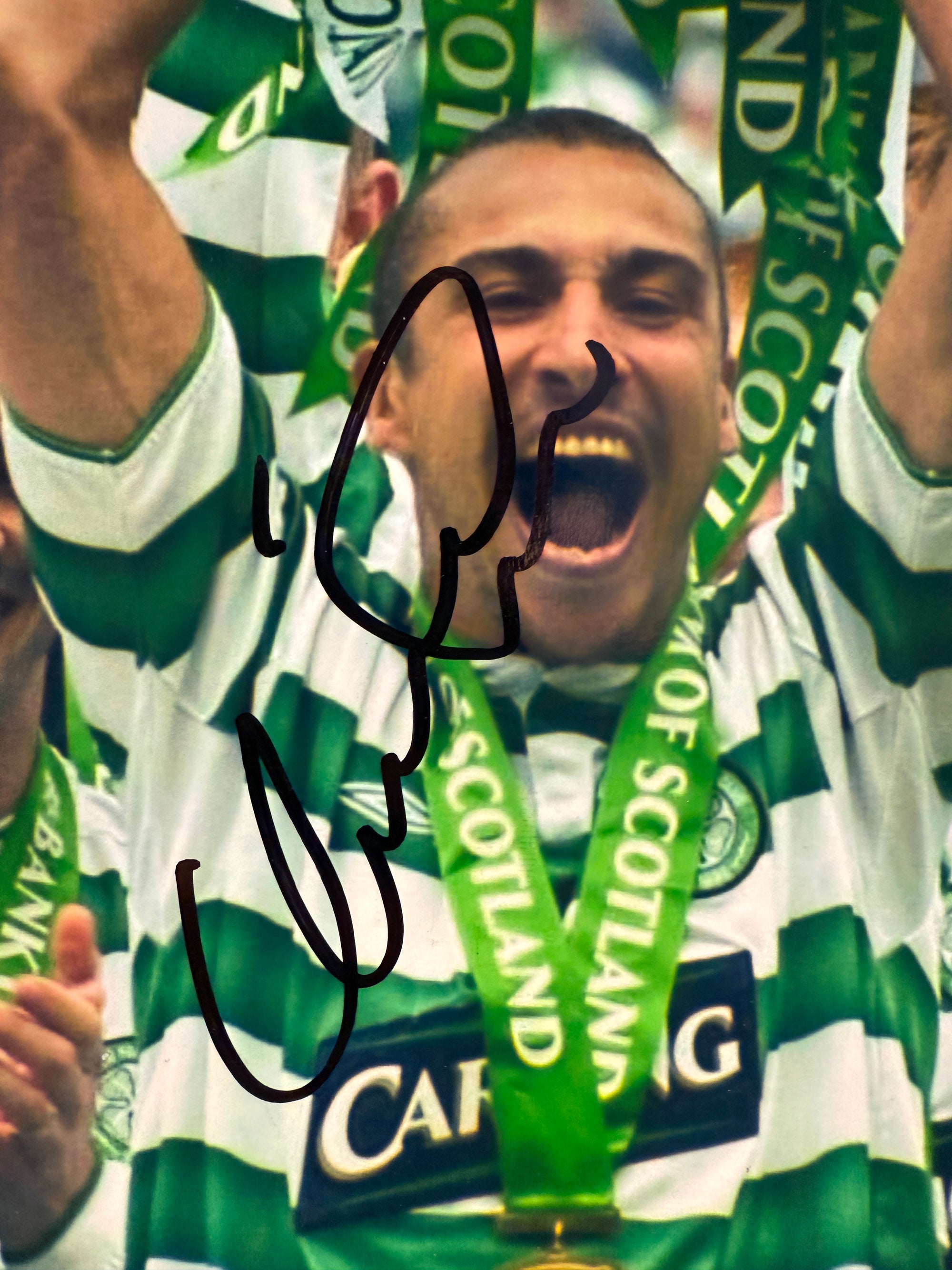 CELTIC - HENRIK LARSSON - SIGNERT BILDE MED EKTEHETSBEVIS/COA