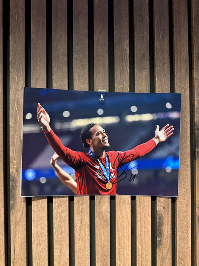 LIVERPOOL - VIRGIL VAN DIJK - SIGNERT BILDE MED EKTEHETSBEVIS/COA