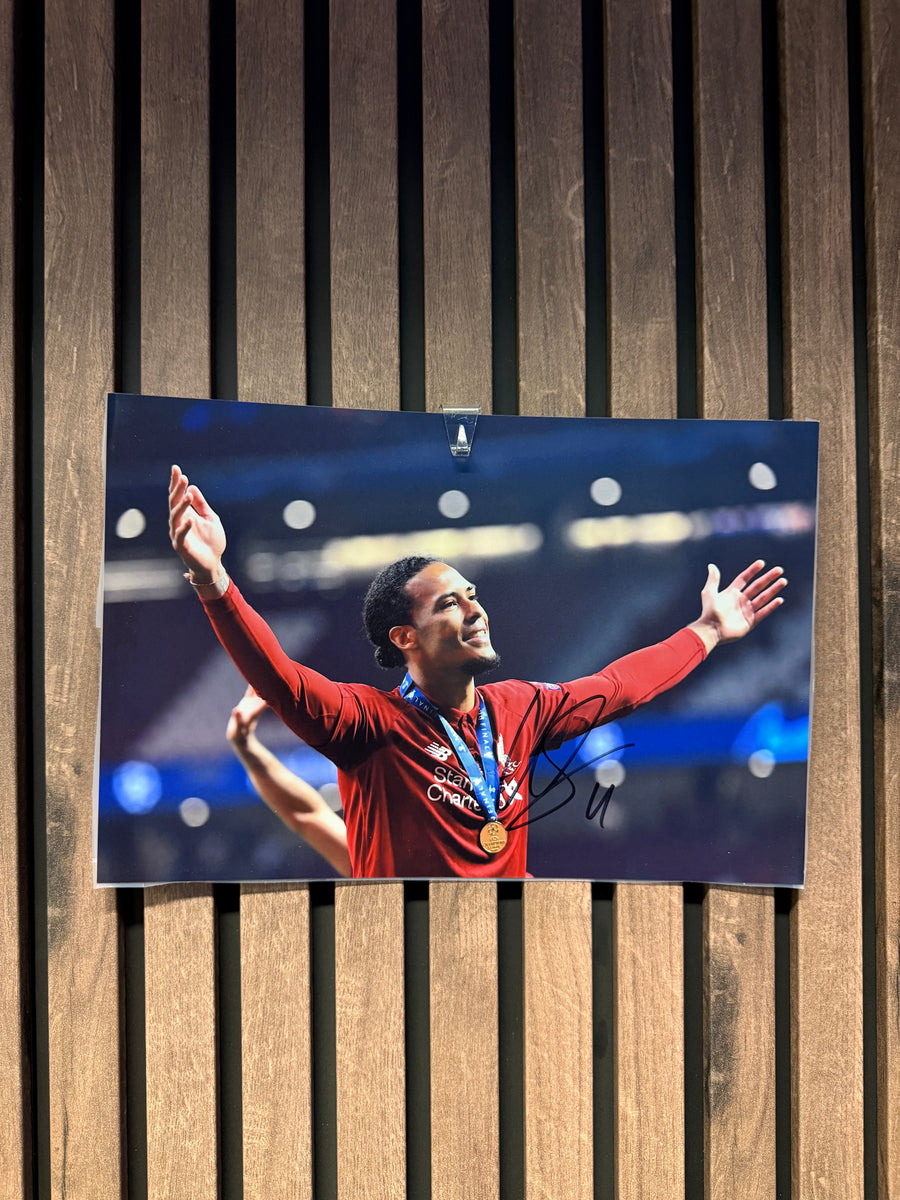 LIVERPOOL - VIRGIL VAN DIJK - SIGNERT BILDE MED EKTEHETSBEVIS/COA
