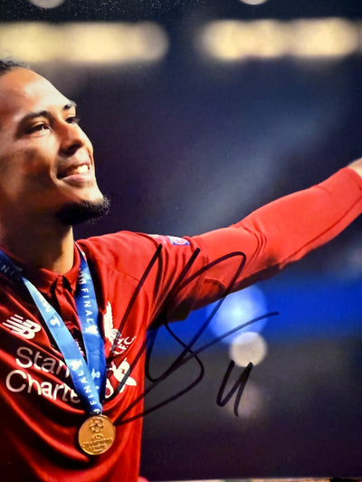 LIVERPOOL - VIRGIL VAN DIJK - SIGNERT BILDE MED EKTEHETSBEVIS/COA